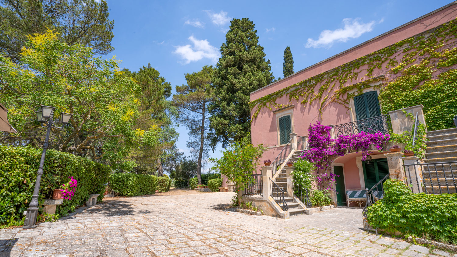 la facciata esterna di villa morea, casa vacanze a putignano